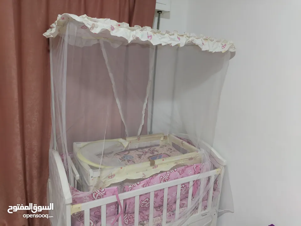 تخت بيبي للبيع كامل أغراض معاه فرشتين وفرش شبه وكاله