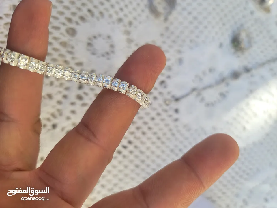 فضه سنسال وزنه 33 اسوارة وزها 19 وفي خاتمين باندورا وخاتم فيروز وخاتمين ستاتي واسوارة عين زرقا وخاتم