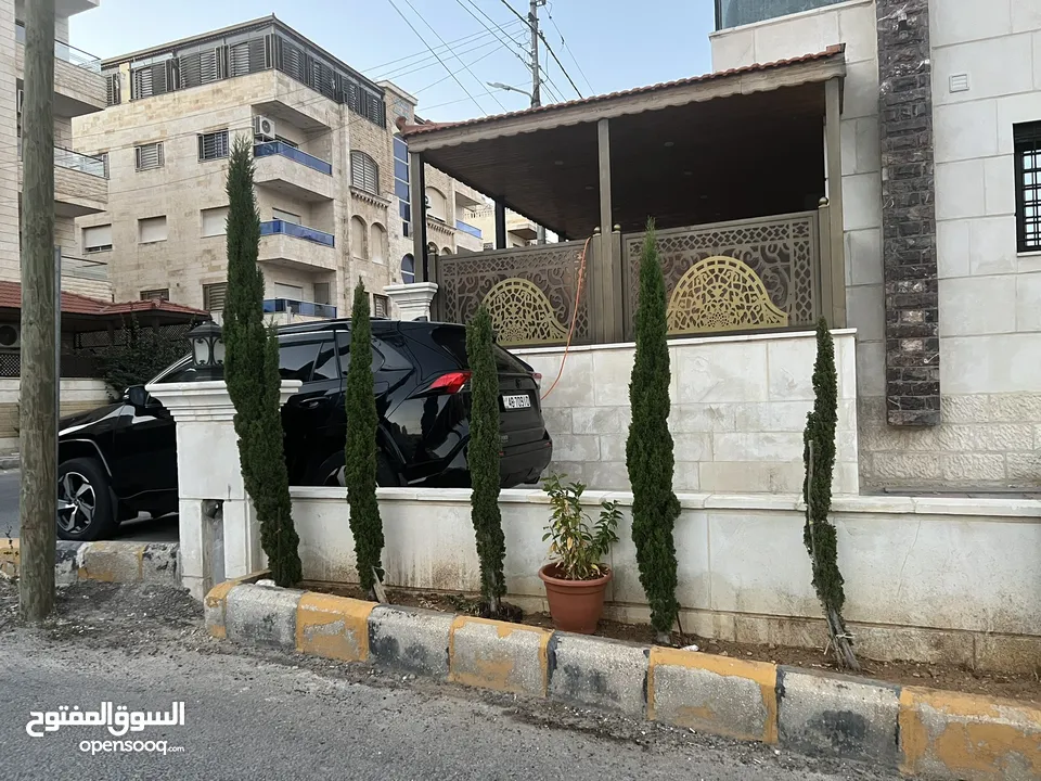 شقة مميزة ارضية تشطيب سوبر ديلوكس في أجمل احياء الياسمين خلف مستشفى الحياة
