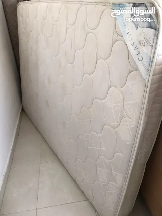 فرشة تخت مفرد و نص مستعمل بحالة جيدة التواصل على الواتس.