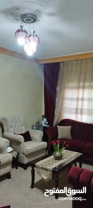 غرفة ضيوف كنب 7 مقاعد بحال الجديد مع طاولة وسط معها 3 طاولات تقديم مع طاولة سفرة 8 مقاعد