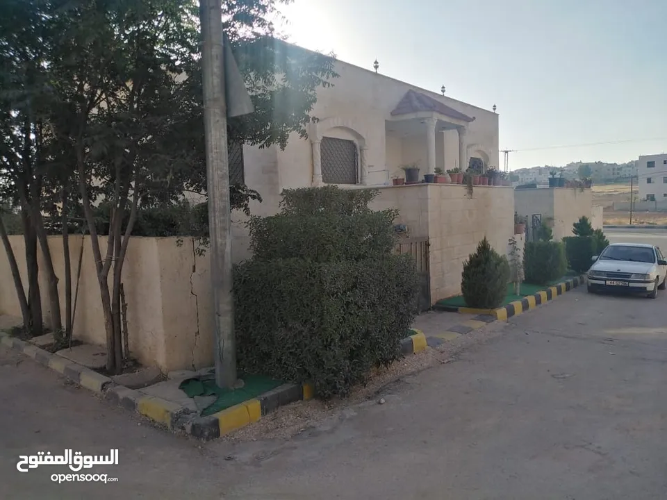 بيت مستقل للبيع في منطقة العبدلية بالقرب من مسجد خالد بن الوليد