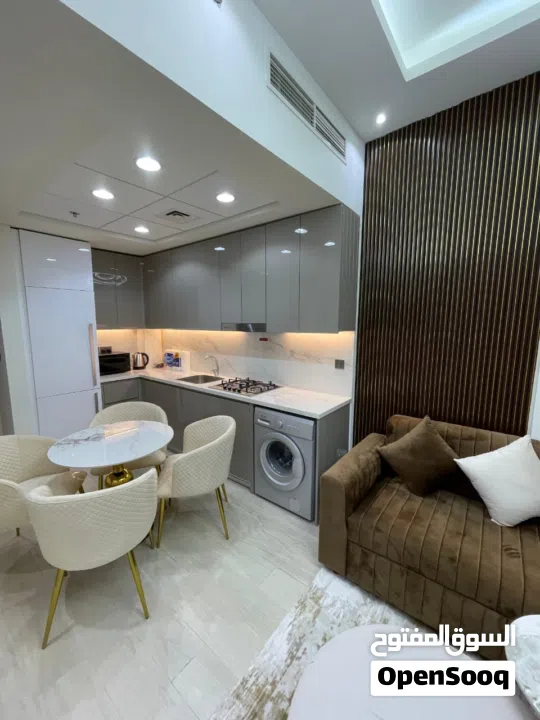 شقه متميزه بمسبح خاص بحث الجميع فرضه ذهبيه بجوار اكبر بحيره صناعيه شقه غرفتين وصاله بأقل سعر بكل دبي