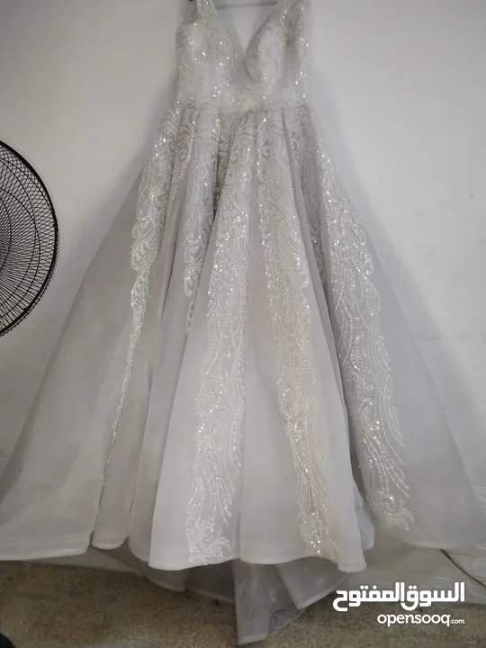 مستعمله معها تاج طرحه