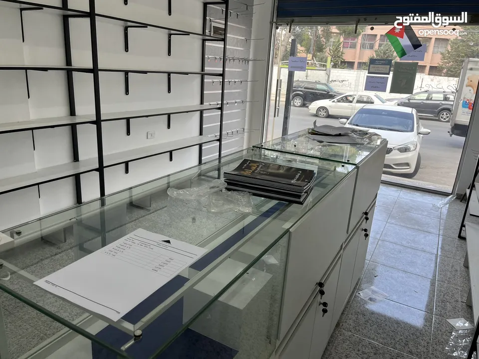 ديكور كامل ارفف و ألواح تعليق وبترينات بحالة ممتازة