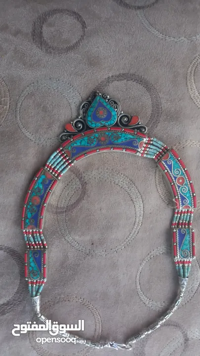 عقود ( طوق ) شغل يدوي من الحجار الفيروز و المرجان و البيس