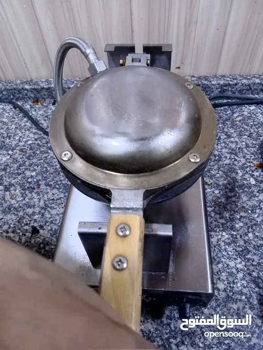 عدة وافل وكريب و ماكينة بوظة على الصاج وثلاجة ومطبخ لاتيه وفلتر ونثريات