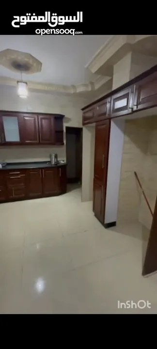 شقه مع رووف (300متر ) قرب شارع الاستقلال ضاحيه الاقصى