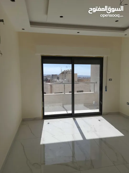 شقه تشطيب جديد2نوم مع ماستر2حمام صاله صالون مطبخ بلكون موقع مميز/يوجداسكان يتوفر به شقق أخرى للايجار