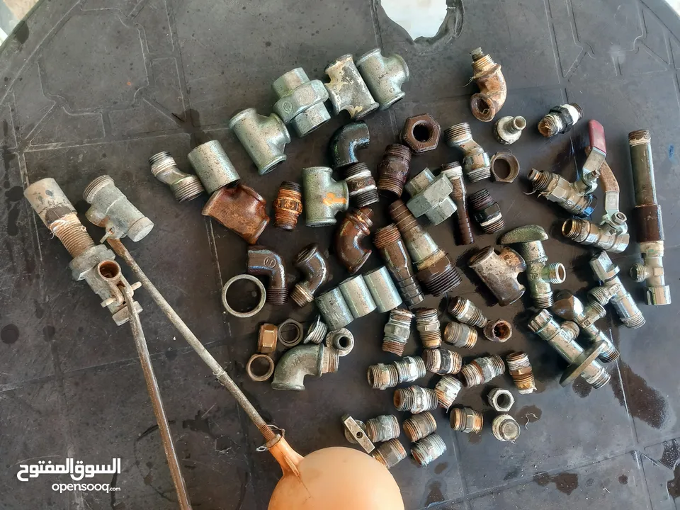 مواسير وقطع مواسير مختلفة للبيع