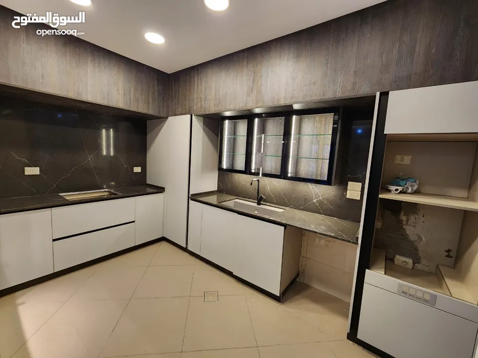 شقة أرضية فارغة للإيجار في الصويفية - ref: 14414