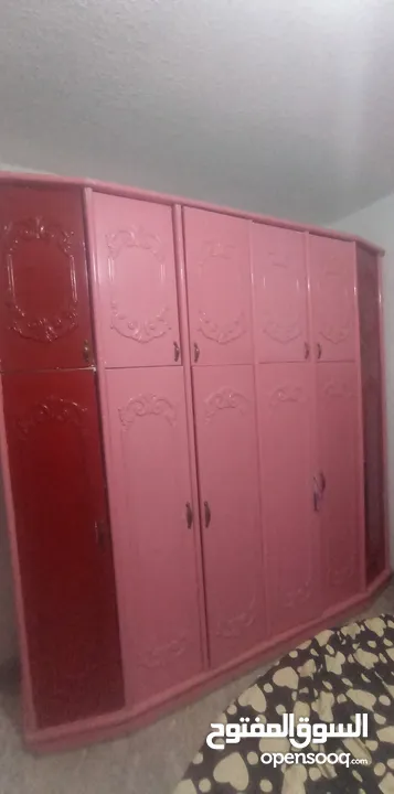 تخت دائري مع كومودينات وفرشه