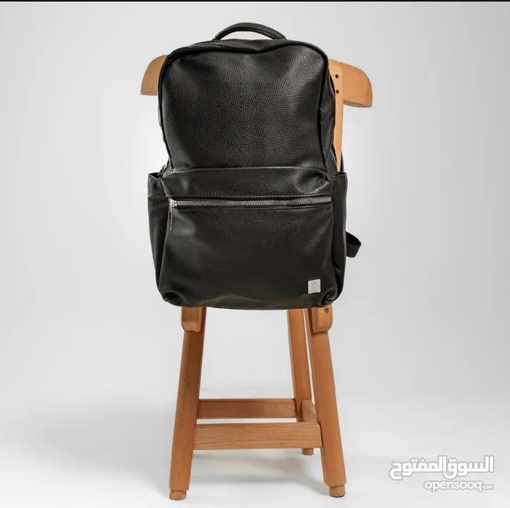 شنطة يد مميزة من براند WIWU جلدها مرتب وعليها رقم سري بكفالة الوكيل الحصري