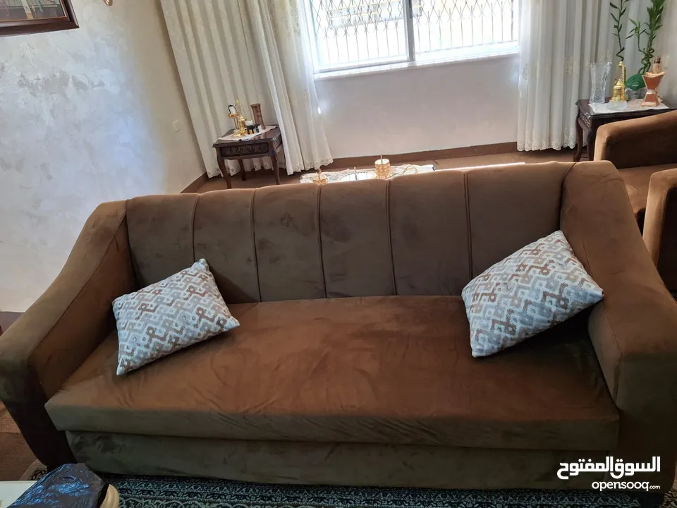 طقم كنب 7 مقاعد بحالة جيدة
