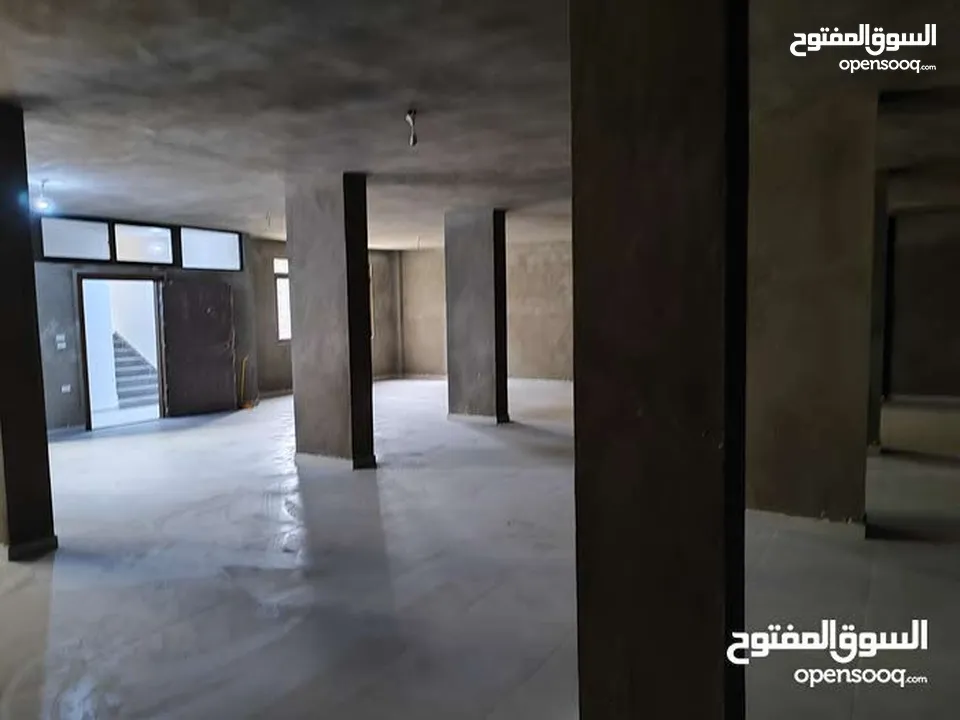 طوابق تجارية بمساحات متنوعة على طريق عمان-السلط نزول وادي الشجرة بأسعار مناسبة