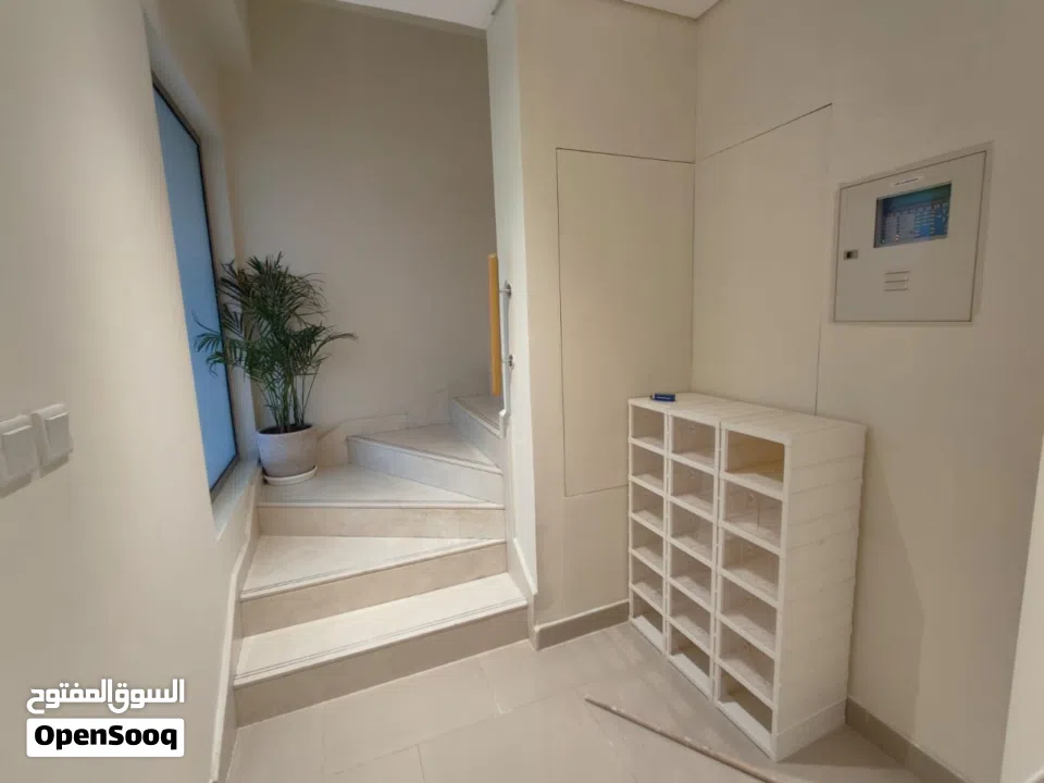 ثلاث غرف للبيع بأماره الشارقه بجانب ستي سنتر الزاهيه