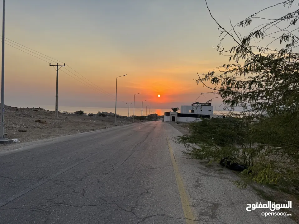 أرض مميزة مطلة على البحر الميت مباشرة