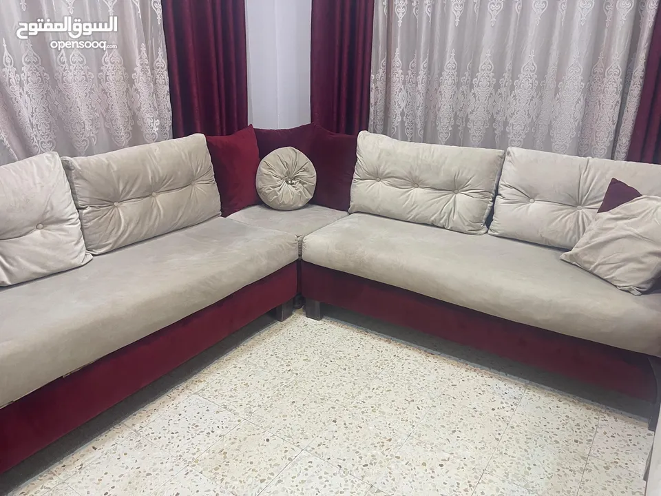 طقم كورنر مستعمل تفصيل و ليس تجاري لون خمري و بيج و الطقم بحالة جيدة الطقم سبع مقاعد