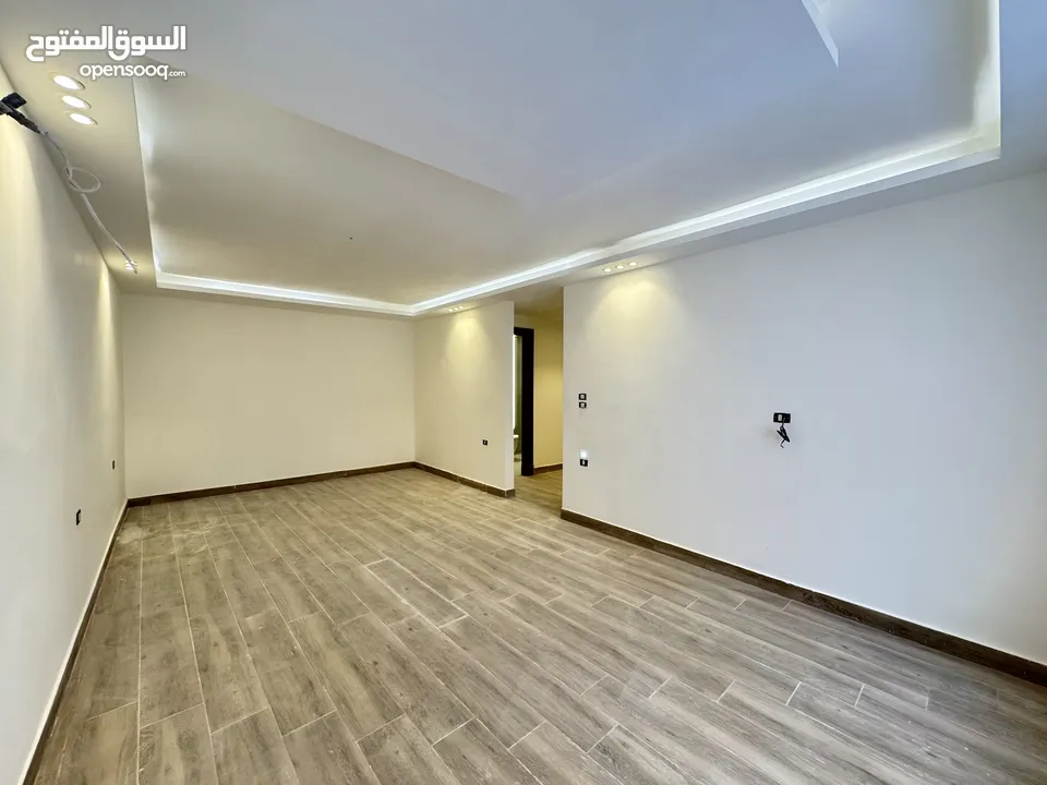شقه شبه ارضي مميزة مساحة 240م مع تراس 200م بسعر مميز (مشروع 112)