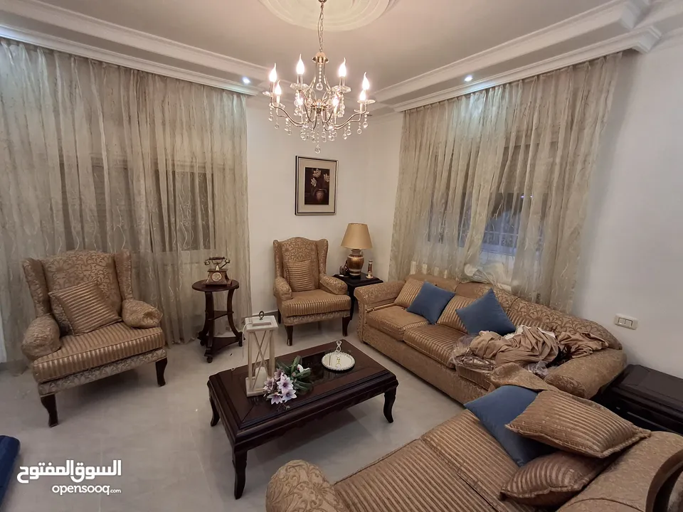 منزل مستقل فلات مساحة 200م على أرض 758م للبيع في اربد - شارع البتراء - حوارة