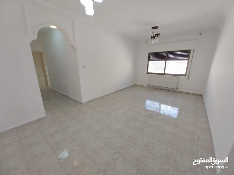 شقة غير مفروشة للإيجار ( Property 38602 ) سنوي فقط