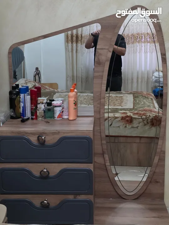 غرفة نوم بحالة ممتازة للبيع
