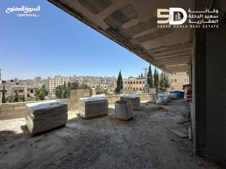 شقة سكنية عظم بمساحة واسعة طابق اول مع ترس بالقرب من وسط البلد مقابل مدرس بنات جنين الثانوية