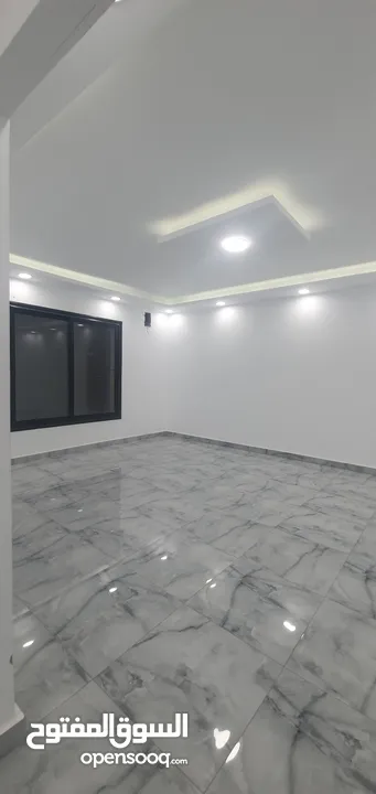 توجد شقة خدمية إدارية  للإيجار في طرابلس منطقة زناته جديده