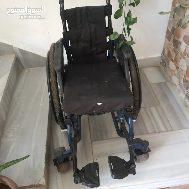 كرسي متحرك اطفال شبه جديد حديد والمنيوم ثقيل قياس ستاندر مع كامل عدته 60 شامل التوصيل عمان والزرقاء