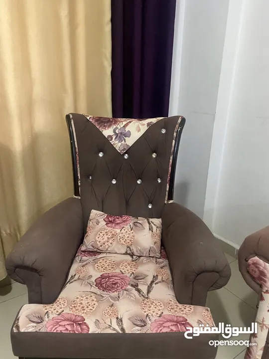 كنب زاوية مع كراسي ملكية للبيع بحالة ممتازة
