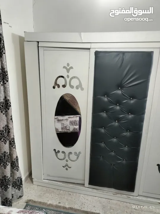 غرف نوم مع فرشه و اريكا
