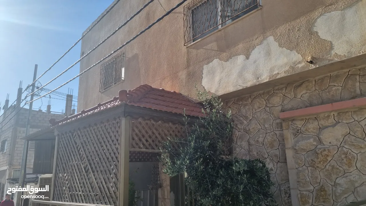 منزل ارضي جزء من بناء مفروز للبيع