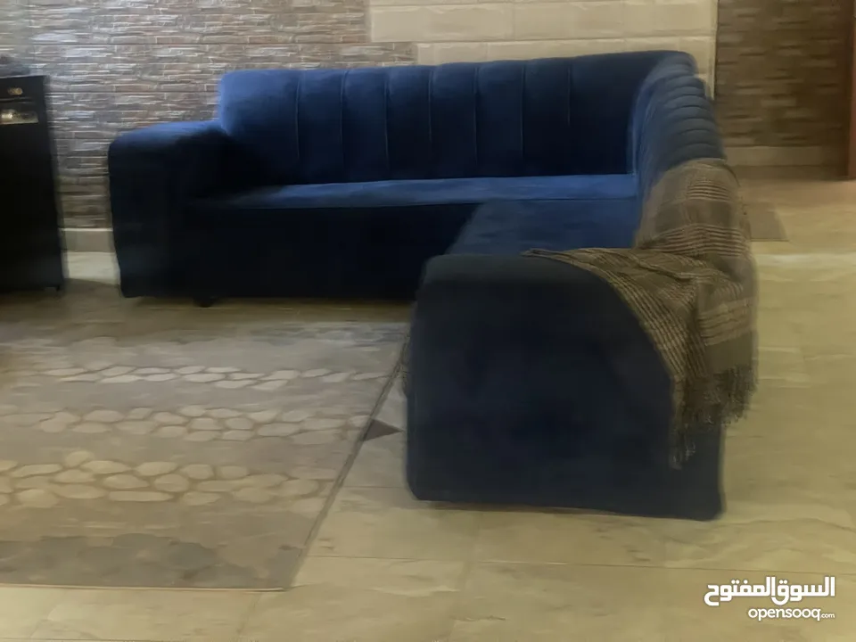 كورنرين مع سجاد للبيع مستعجل بداعي السفر