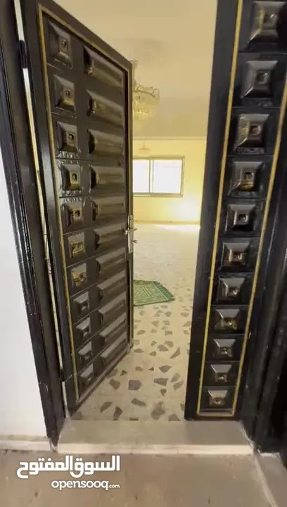 شقة لقطة للبيع مقابل المدرسه الاسلاميه لذكور اول شارع بعد المستشفى العربي التخصصي بجانب عشق لشوكلاته