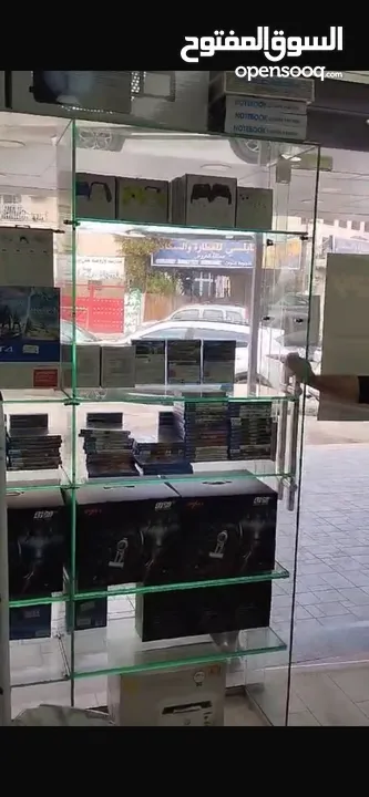 ديكور معرض اكسسوارات وصيانة اجهزة حاسوب- الديكور كامل من خزائن وتعليق ورفوف