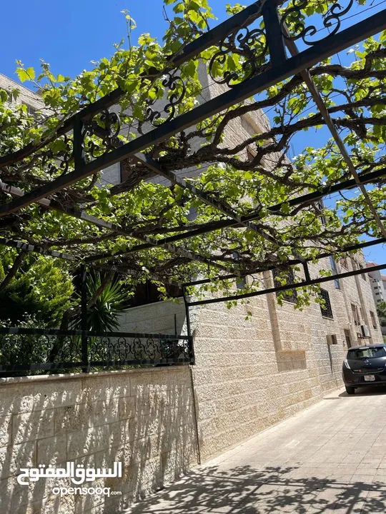 عقار سكني مميز للبيع في عمان الغربية الچاردنز قريب من كل الخدمات مع إطلالة بوجهتين