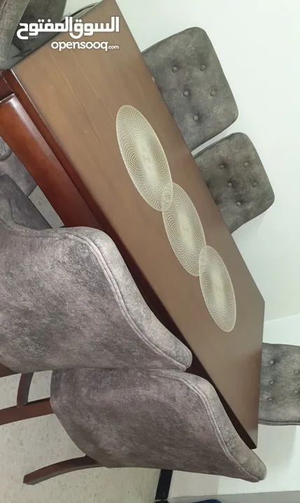 طاولة سفره .. ستت كراسي تنجيد ... الموقع بجديده البلد..