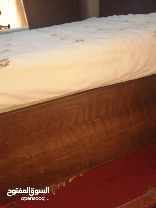 غرفة نوم كامله بحاله جيده جدآ مع الفرشه جديده اللون بني من الداخل درفتين تعليق طويل ودرفه 4 رفرف