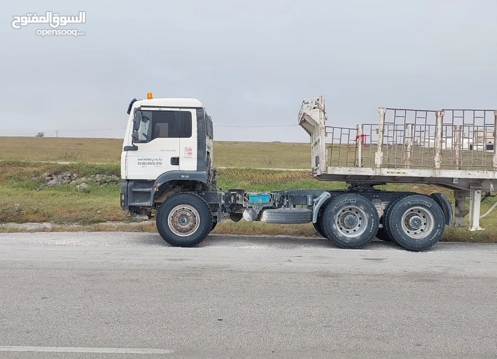 For rent trailer with flat and driver للإيجار شاحنه والمقطوره والسائق