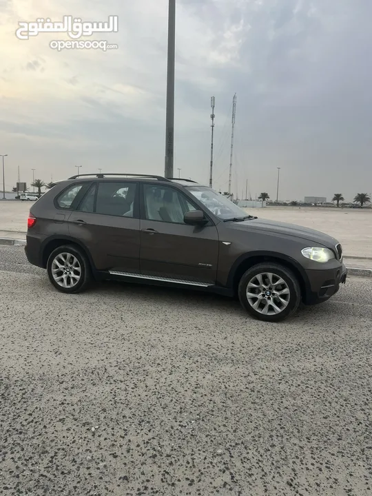 BMWX5موديل 2013كامل مواصفات صبغ الوكالة خالي من جميع الأصباغ ولايوجد صرفية في المكينة شرط الفحص