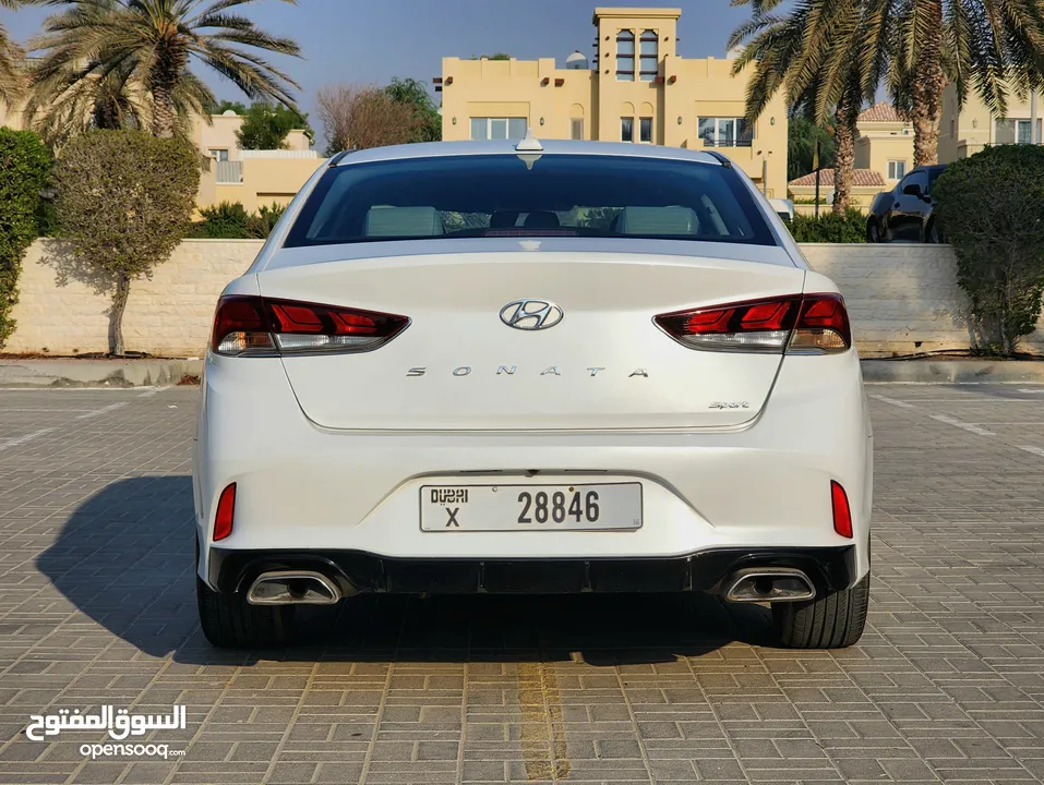 2018 Hyundai Sonata Sport (Sunroof / Leather seats) / 4 Cylinder / Excellent condition