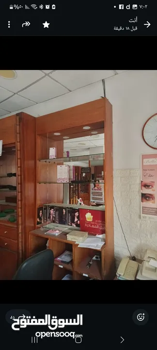 ديكور خشب بلوط يصلح لمحل عطور بصريات خلويات