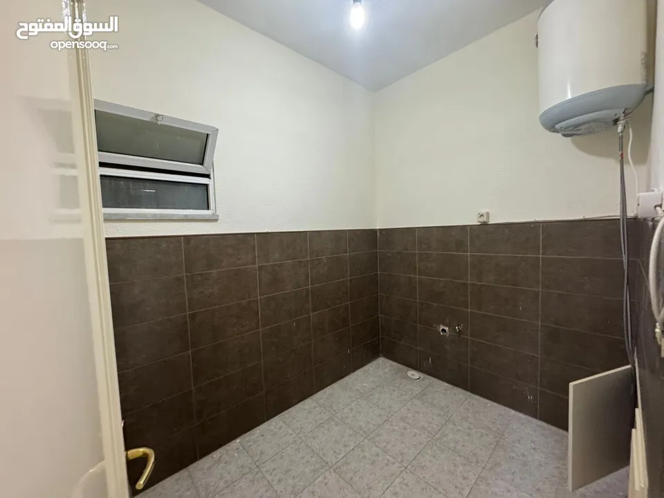 شقه طابق اول 190 متر خلف سوق السلطان