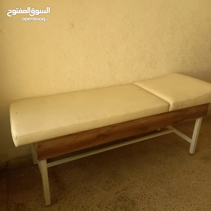 تخت مساج و حجامه يتحمل أوزان كبيره بحاله ممتازه
