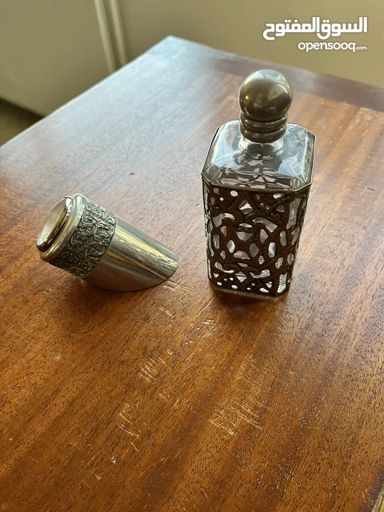 زجاجة عطر و ساعة مكتب - معدن بيوتر