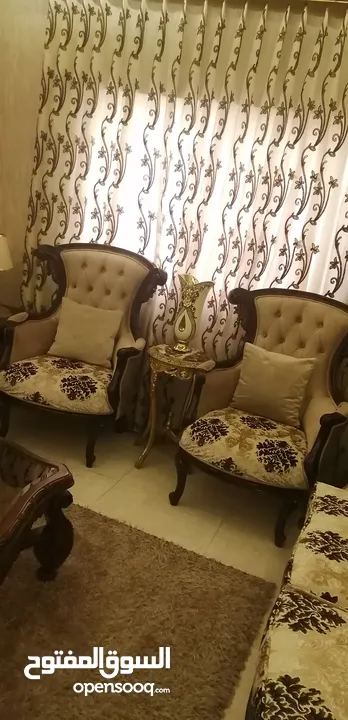 طقم كنب خشب زان للبيع مع البرادي بحاله الجديد