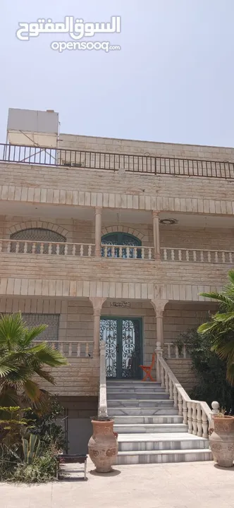 ارض زراعية خصبه مع فيلة ثلاث طوابق مع توابعها