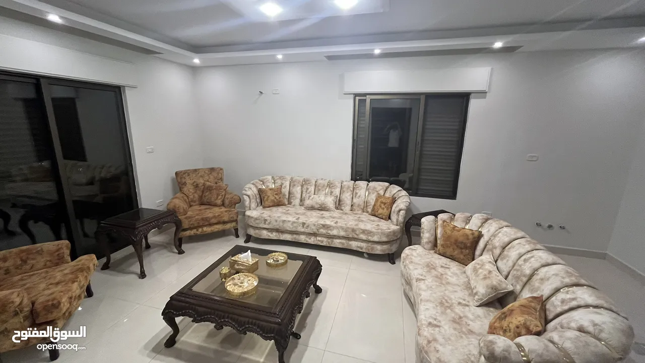 طقم كنب مستعمل بحال جديد مع طاولات