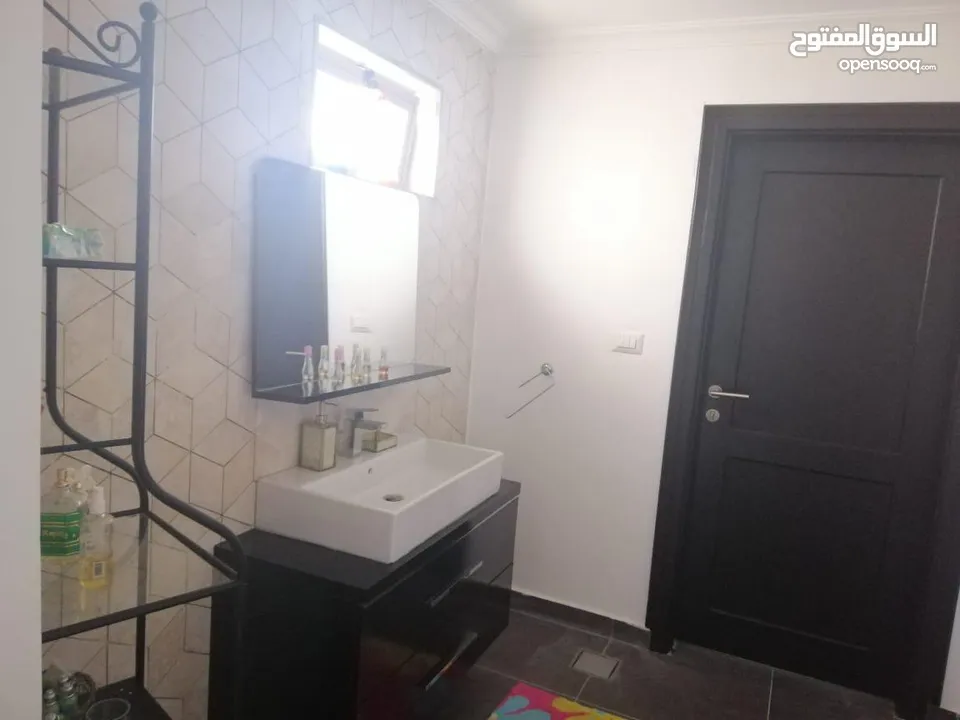 فيلا سكنيه بالسلط للبيع زي وادي الحمامرة واصل جميع الخدمات ومنطقة هادئة قريبة من الاسواق