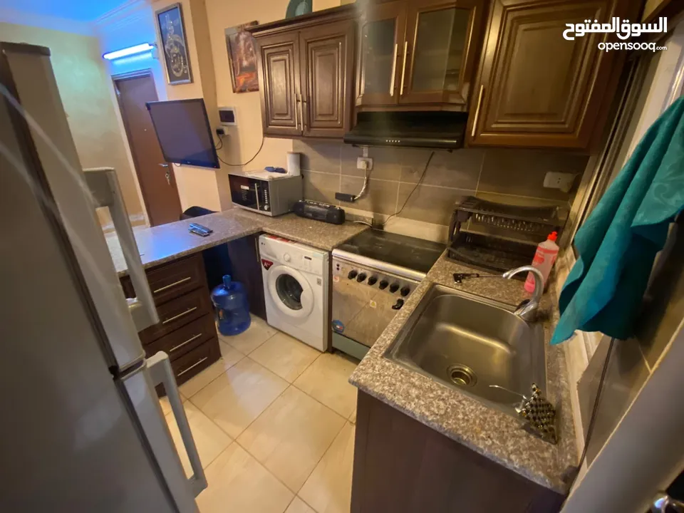 شقه مفروشه طابق ارضي مجهزة بالكامل غرفتين نوم وصاله ومطبخ وحمام وبرندة  شارع الجامعه طلاب اوطالبات